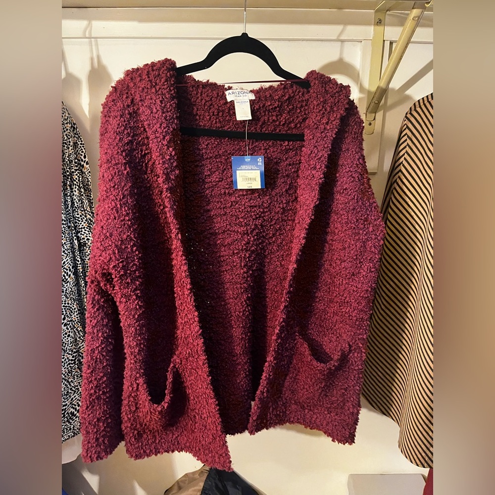 NWT Women’s Arizona Jean‎ Co. L Burgundy Fuzzy Hoodie Sweater with Pockets - Picture 4 of 5